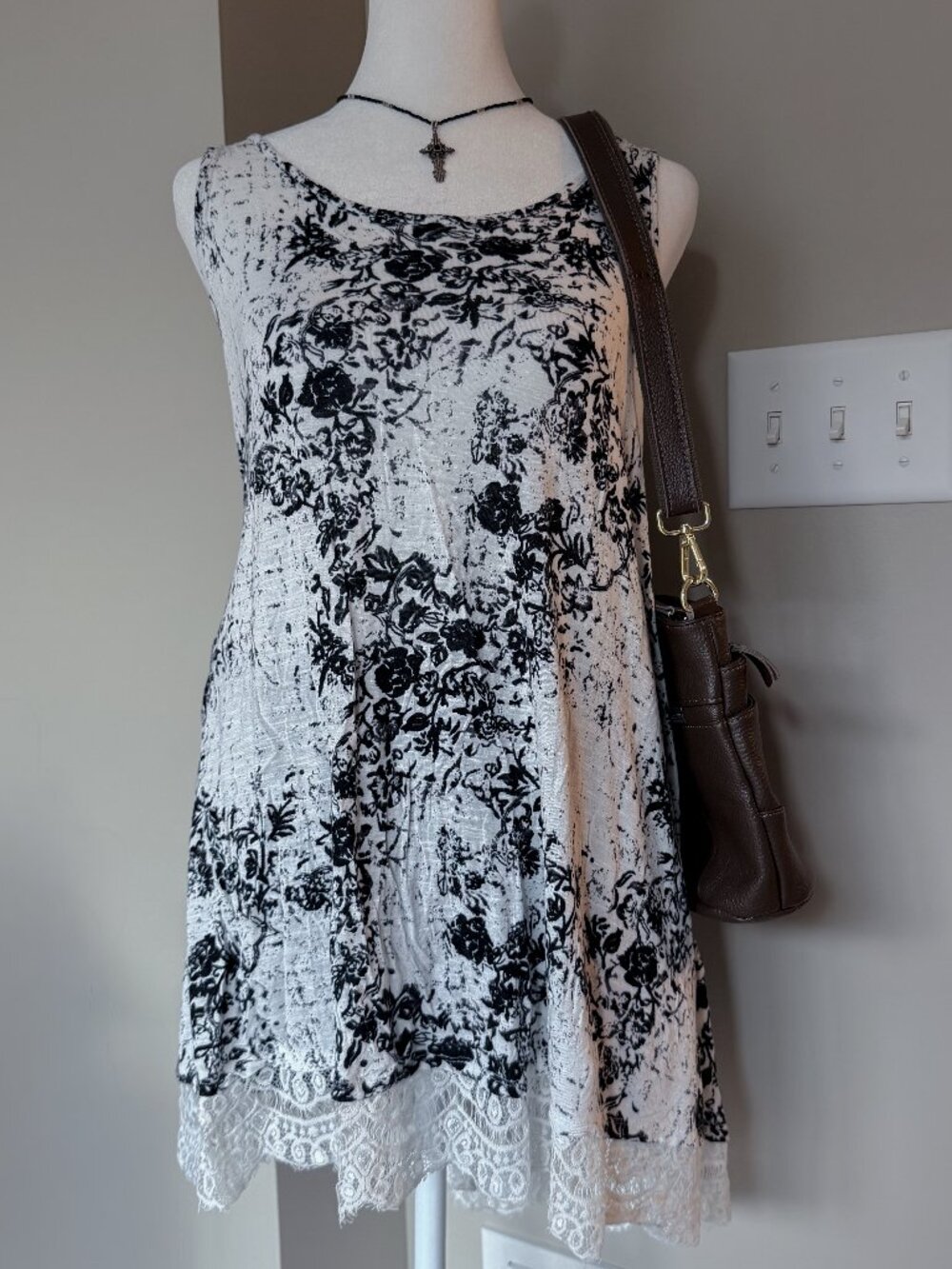 All At Once White & Black Floral Sleeveless Tunic Dress - Size Medium